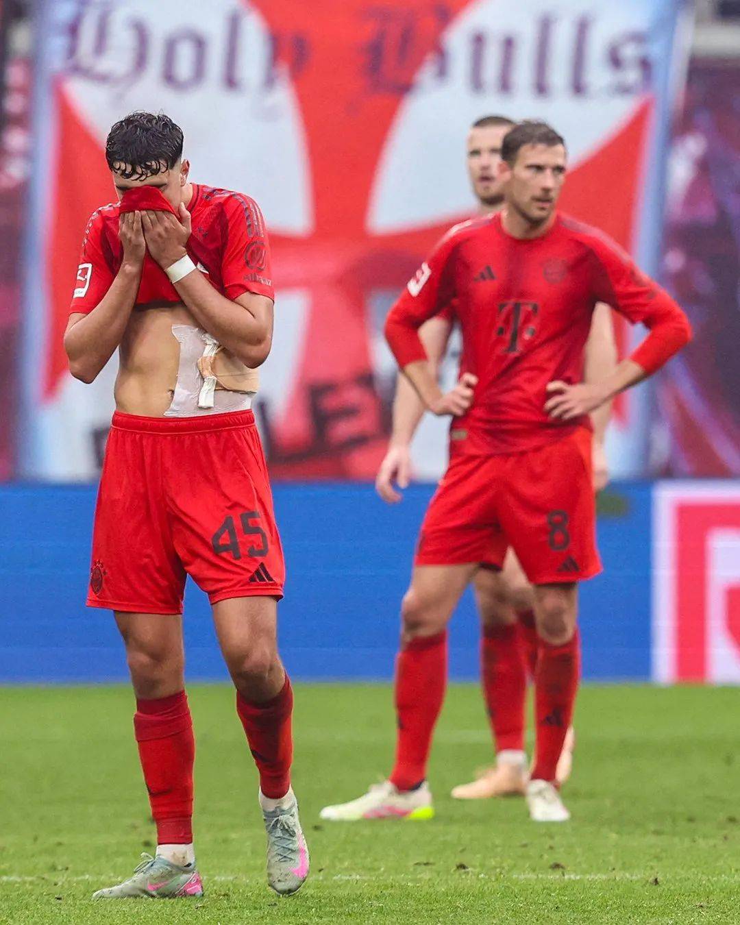 Kaiyun开云体育-关于凯恩重返赛场，败北首场状态出色，老鹰观众沸腾！观众掌声雷动的信息